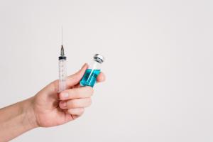 Vacinas da Pfizer e AstraZeneca estão em revisão no Reino Unido