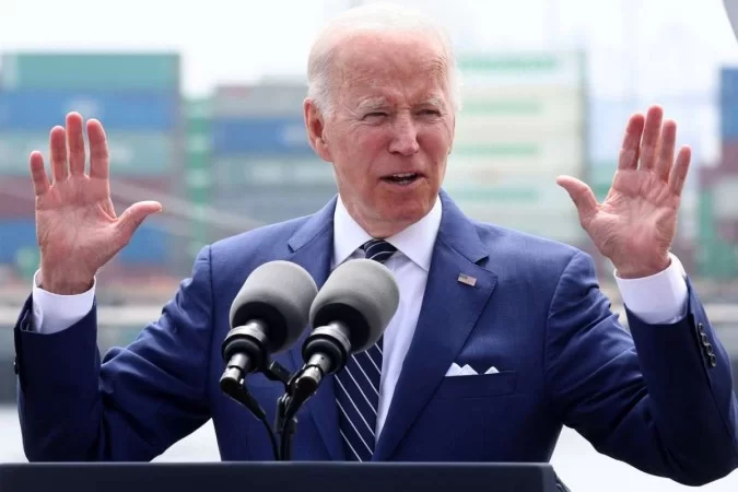 Joe Biden assina lei que regulamenta armas de fogo: “Salvará vidas”
