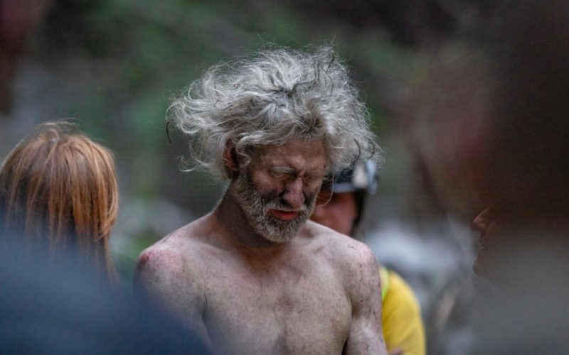 Um homem foi encontrado vivo após passar 10 dias perdido nas montanhas da Califórnia.