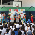 Projeto percorre cinco cidades com teatro e arte circense para aproximar estudantes da cultura e dos ODS da ONU