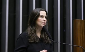 Maria Arraes propõe e Câmara dos Deputados aprova mudança de nome da Sala de Líderes para “Sala Miguel Arraes”