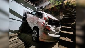 Motorista alcoolizado ignora rua sem saída e despenca em barranco em BH; ASSISTA AO VÍDEO