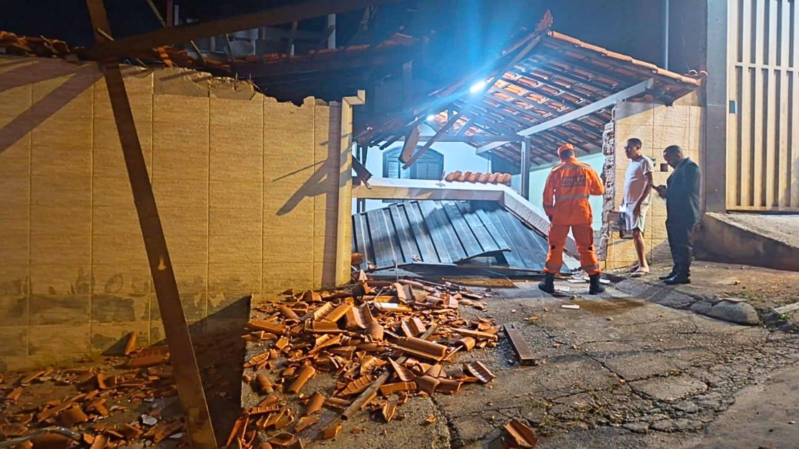 Trator fora de controle invade residência em Belo Horizonte, destruindo muro e parte do telhado